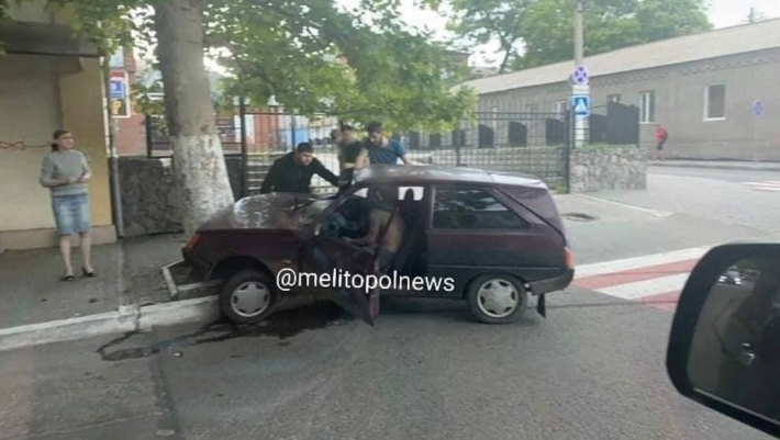В Мелитополь водитель на Таврии влетел на тротуар и врезался в дерево. Обновлено (фото)