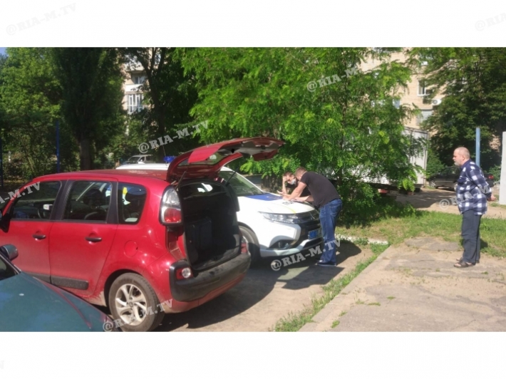 В Мелитополе во дворе многоэтажки с автомобиля сняли номера (фото)