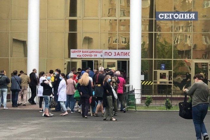 В Киеве не стихает ажиотаж вокруг вакцинации от COVID-19 - люди стоят в больших очередях: фото