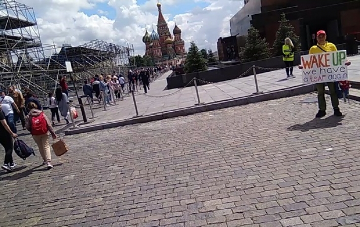 На Красной площади задержали активиста с плакатом о царе