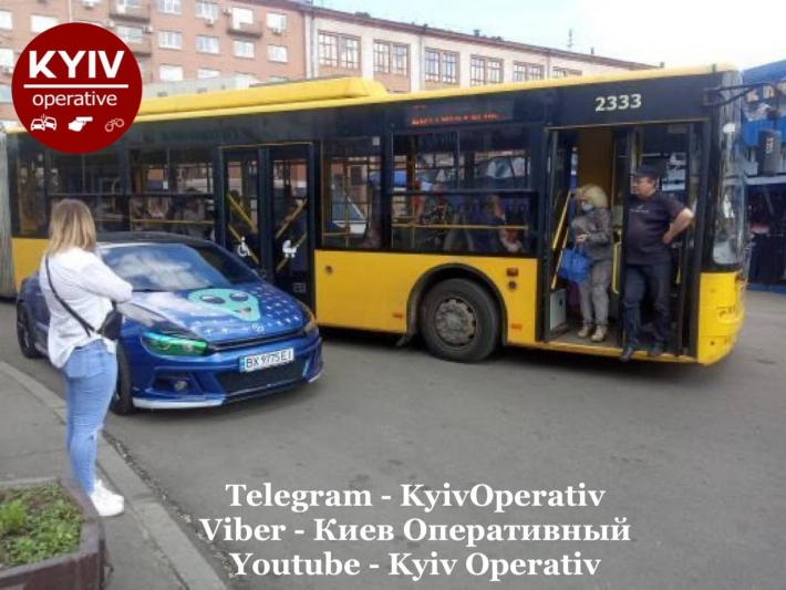 В Киеве "герой парковки" парализовал движение троллейбусов: фото