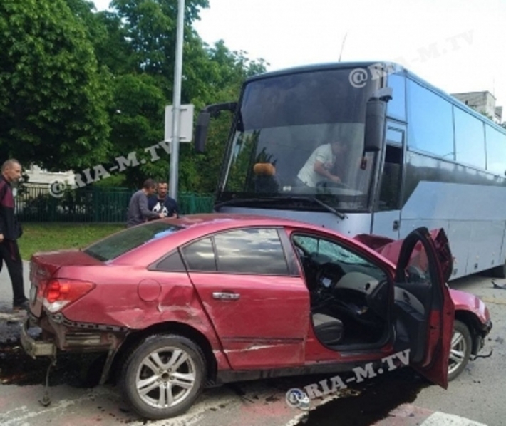 Пьяный водитель влетел в автобус с детьми в Приморске - первые подробности аварии (фото)