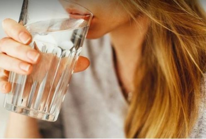 Медики рассказали, сколько воды надо пить в разном возрасте