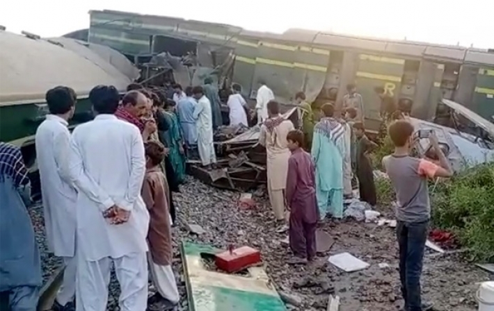 В Пакистане столкнулись поезда: погибли более 30 человек (видео)