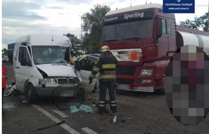 Под Киевом маршрутка попала в серьезное ДТП с грузовиком: фото