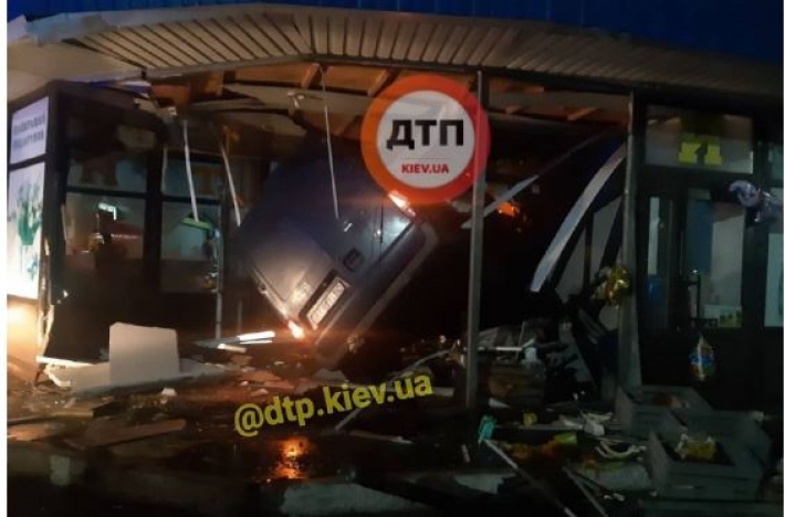 Под Киевом пьяная компания на авто влетела в киоск: фото
