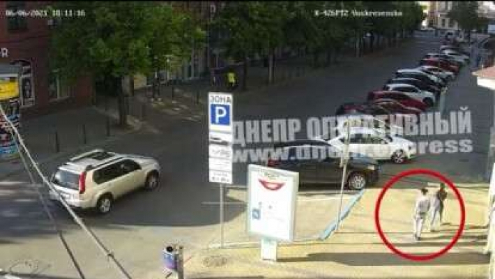 Дерзкий грабеж в центре Днепра: женщина толкнула прохожую и отобрала телефон (видео)
