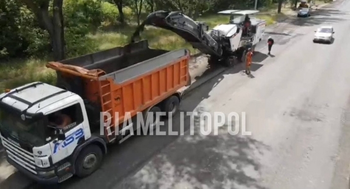 В Мелитополе начали ремонтировать самую убитую дорогу на Каховском шоссе (видео)
