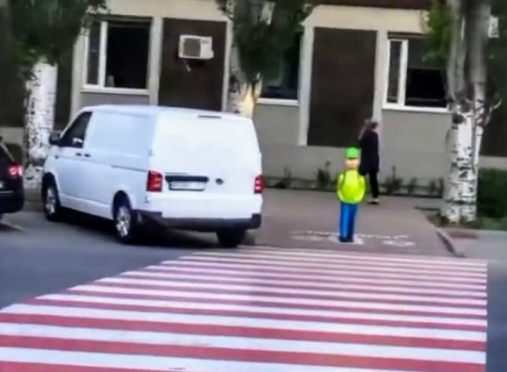 В Мелитополе "гений" парковки "подставил" пешеходов и водителей (видео)
