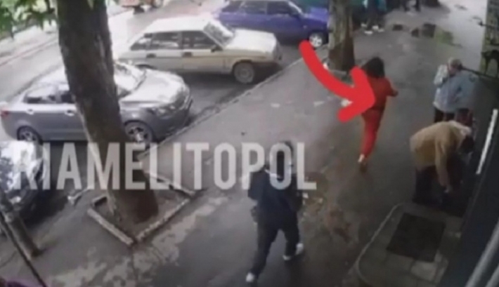 В Мелитополе полиция нашла того, кто "приделал ноги" урне (фото)