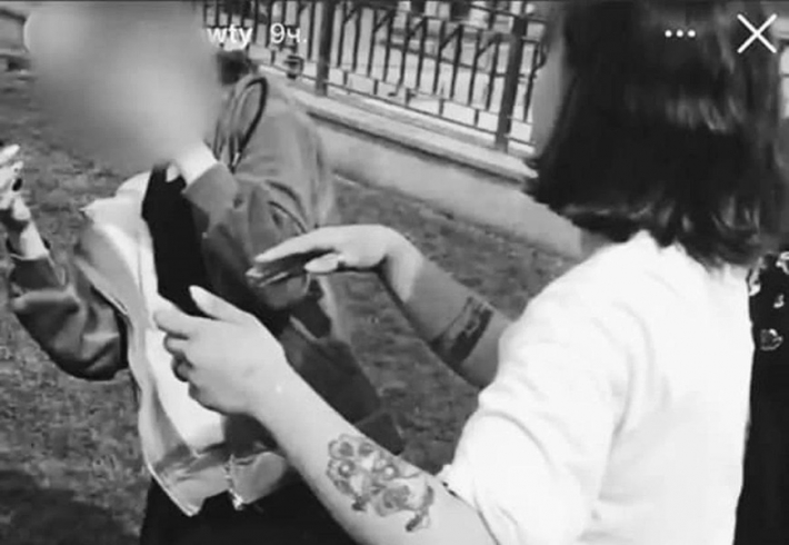 Били яйца об голову до сотрясения: в Киеве подростки заманили и жестоко унизили сверстницу (видео)