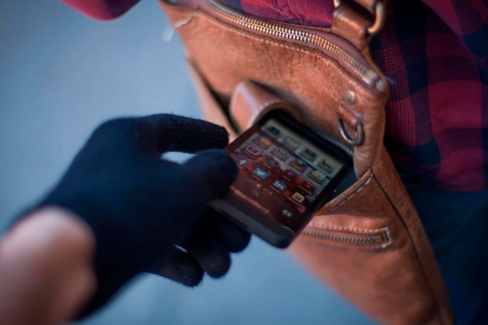 В Мелитополе на рынке украли айфон – вора вычисляют по камерам (видео)
