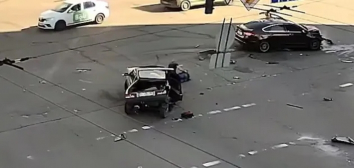 В Киеве столкнулись два автомобиля, от удара пассажир выпал на проезжую часть (Видео ДТП)