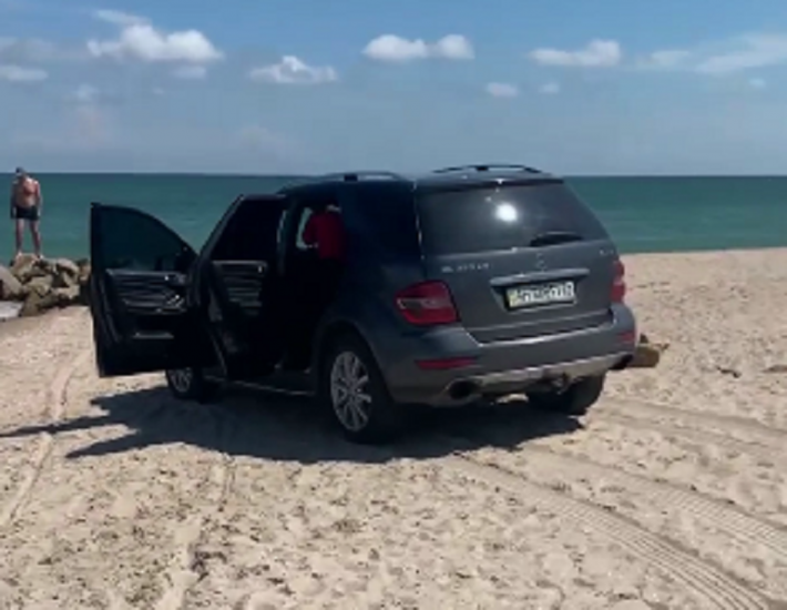 В Бердянске водитель на внедорожнике заехал прямо на пляж (видео)