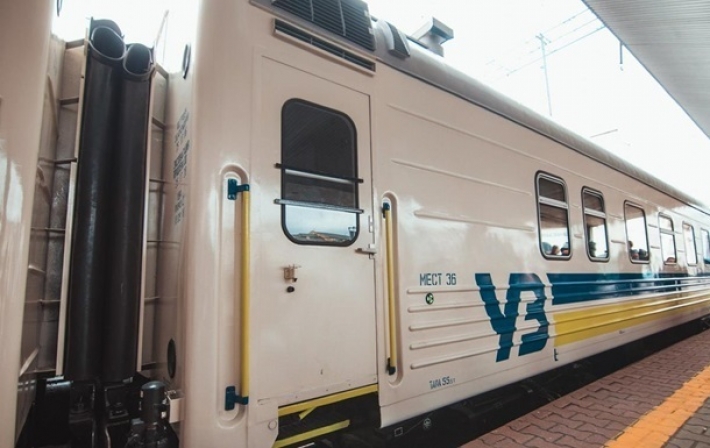Решил сэкономить: мужчина добрался из Киева до Винницы между вагонами (видео)