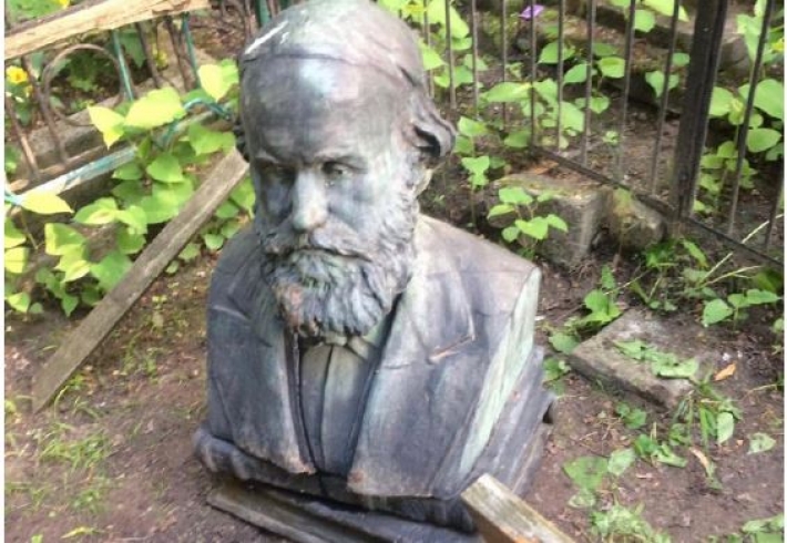 В Киеве разгромили могилу знаменитого ученого: фото