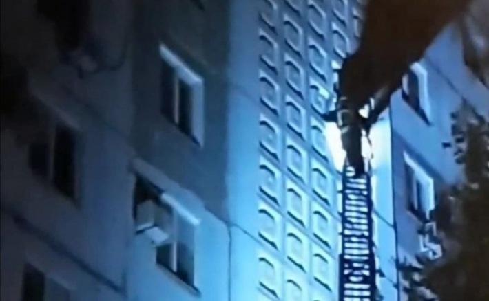 В Запорожье мужчина по стене залез на 8 этаж многоэтажки (видео)