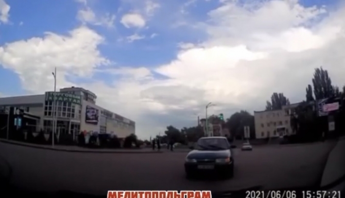 В Мелитополе водитель на перекрестке "передумал" (видео)