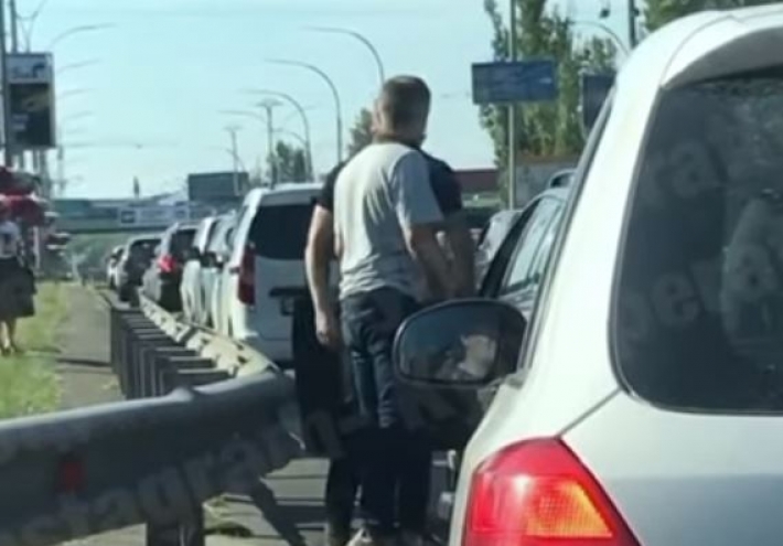 В Киеве двое водителей устроили "мужские" разборки на дороге: видео