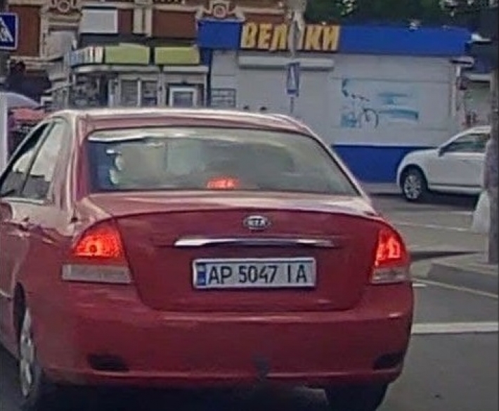 В Мелитополе водитель автомобиля КИА "сбежал" с места ДТП (видео)