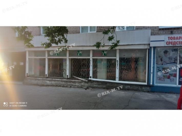 Вандалы разгромили витрину бывшего Ощадбанка (фото)