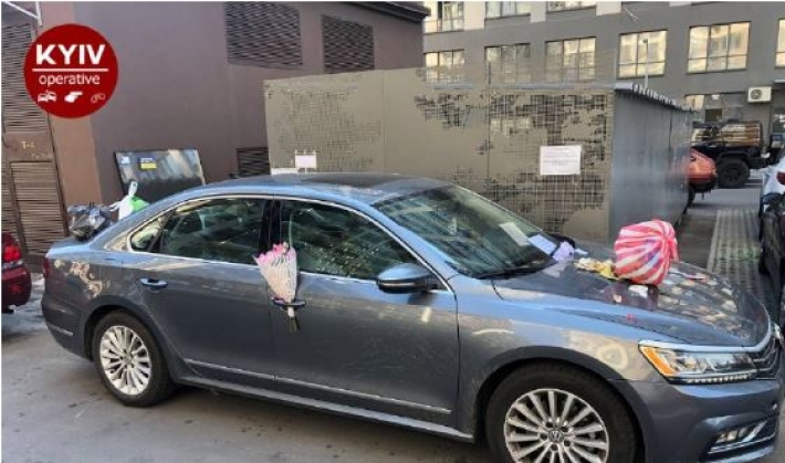 В Киеве "герой парковки" выбрал необычное место для своего авто и получил "букет": фото