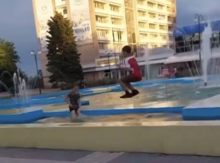 В Мелитополе подростки устроили заплыв в фонтане (видео)