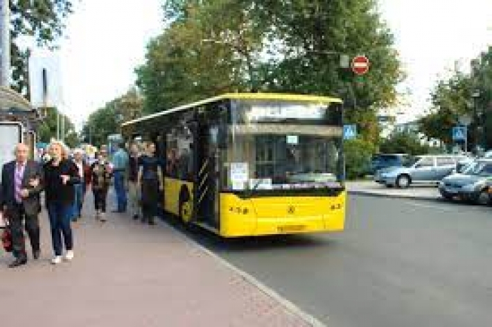 В Киеве пассажирские автобусы попали в серьезное ДТП: видео