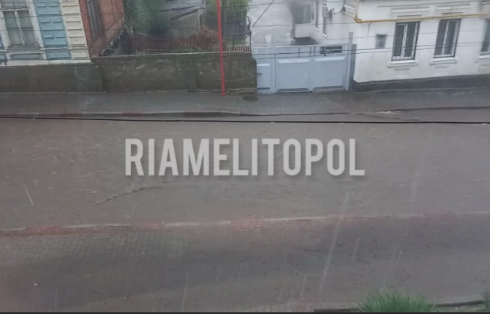 В Мелитополе град добивает черешню, а улицы превратились в реки (видео)