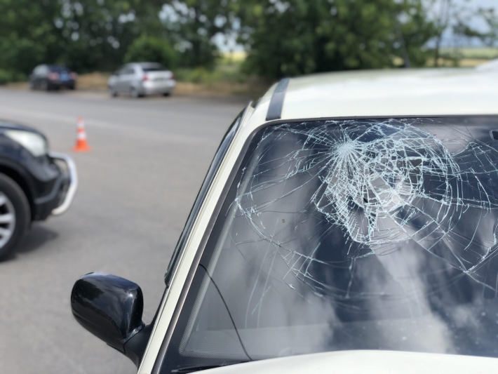 В Запорожской области пассажир в ДТП разбил головой лобовое стекло