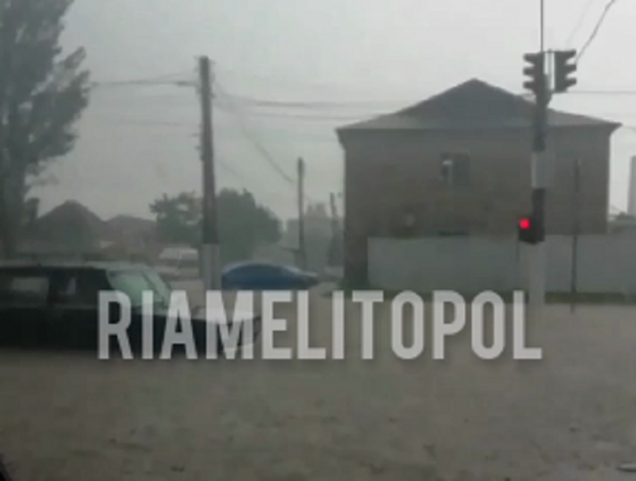 В Мелитополе тонут машины - ливень не прекращается уже час (видео)