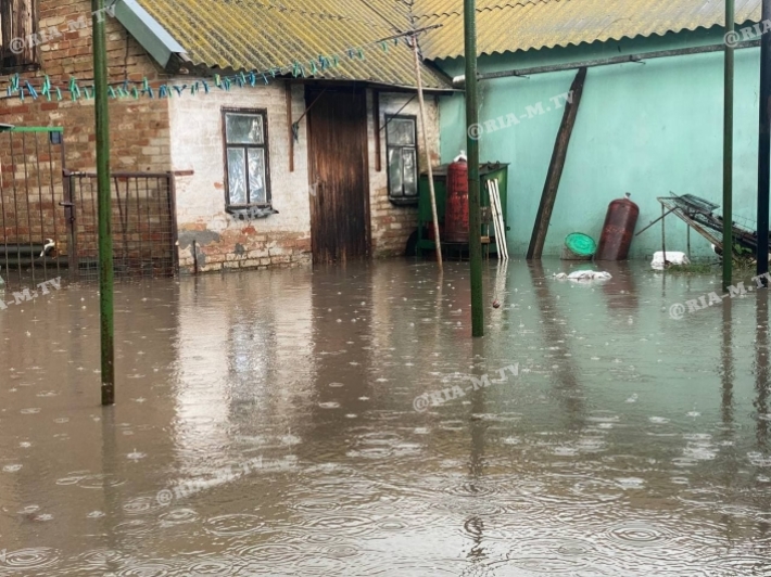 В нижней части Мелитополя наводнение - во дворах плавают газовые баллоны (видео)