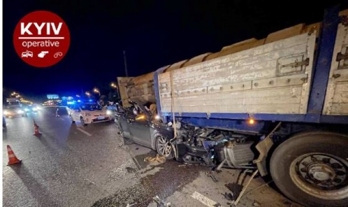 В Киеве авто на скорости влетело в грузовик - водитель в тяжелом состоянии: фото и видео
