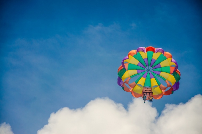Прыжок с парашютом в тандеме — подарок мечты