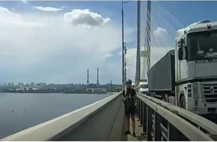 На Южном мосту Киева два человека пытались покончить с собой