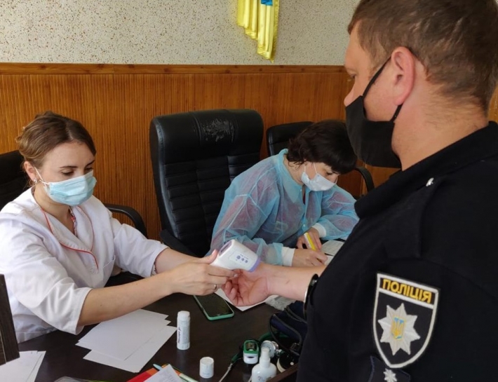 В Мелитополе полицейские получили первую дозу вакцины от коронавируса (фото)