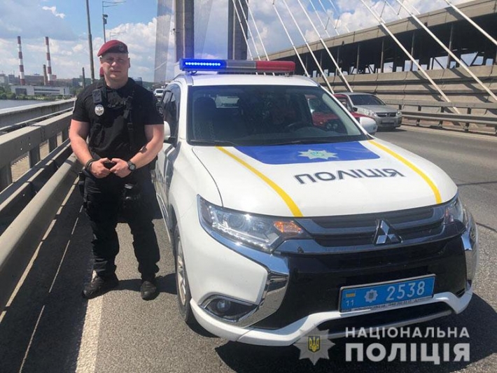 В Киеве двое мужчин хотели покончить с собой на мосту: подробности, фото и видео