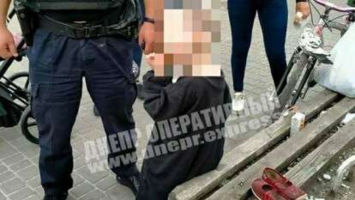 Под Днепром 4-летний малыш оказался на улице в одной футболке и без взрослых: что грозит маме