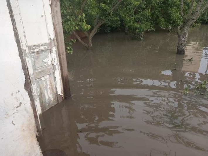 В Мелитополе спасатели помогают людям в затопленных домах (фото)