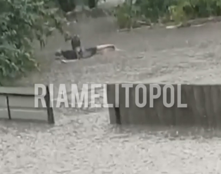 Шокирующие кадры - мужчина в Мелитополе едва не утонул во время ливня (видео)
