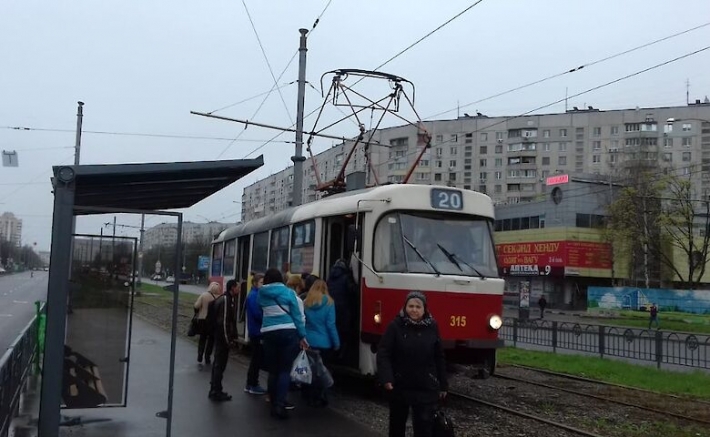 В Киеве девушка попала под трамвай и получила страшные травмы: видео