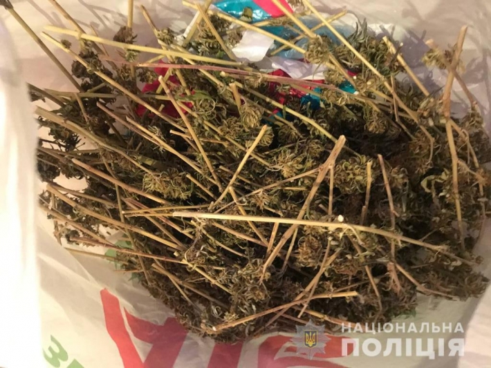 В Запорожье у мужчины обнаружили два кг наркотиков (фото)