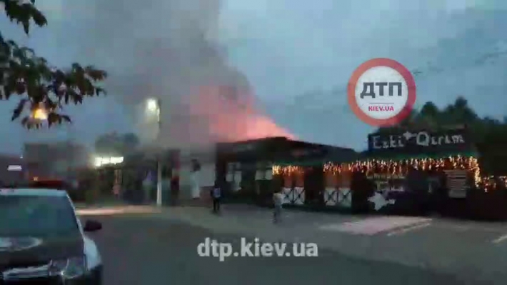 В Киеве неизвестные подожгли ресторан - огонь перекинулся на соседние сооружения: видео