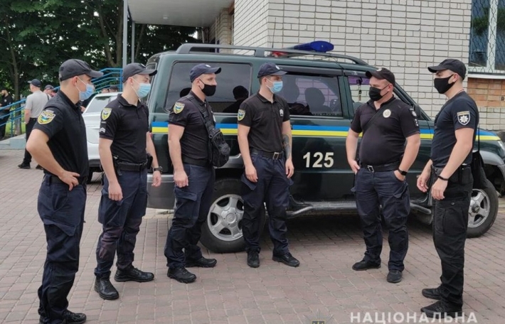 В Кирилловку прибыли дополнительные силы полиции (фото)