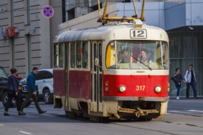 Травмы девушки очень серьезные: появились подробности ЧП с трамваем в Киеве