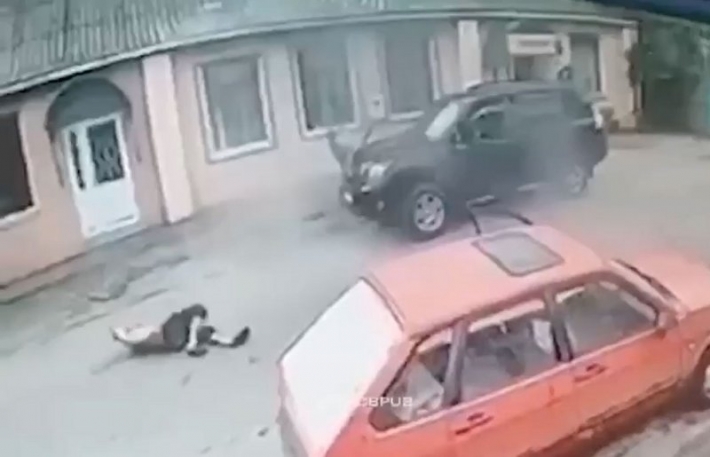 В сети появилось видео взрыва в Запорожской области, где мужчине оторвало руку (18+)