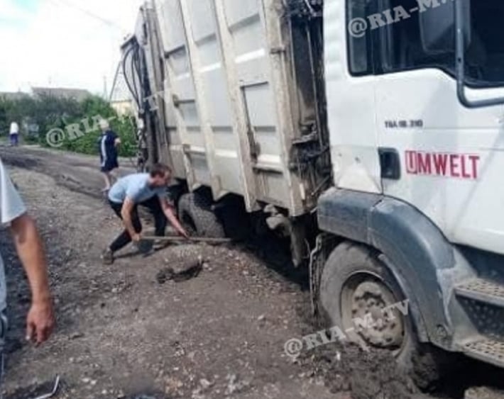 В Мелитополе после ливня и ремонта водовода провалился мусоровоз (фото)
