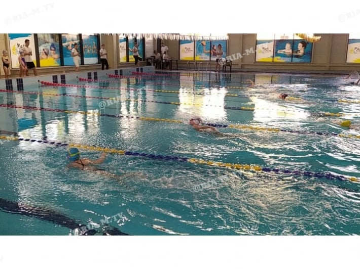Несколько лет назад даже мечтать не могли - в Мелитополе стартовали соревнования по плаванию (фото, видео)