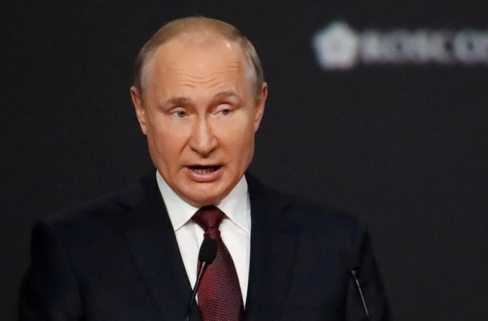 У Путина спросили, считает ли он себя убийцей: он ответил оскорблениями (видео)