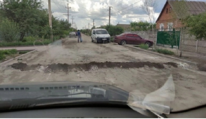 Зачем жители Константиновки "баррикады" на дороге построили (фото)
